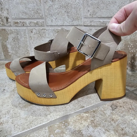 MIA 9.5 Taupe Wood Platform Sandals Strappy Buckle Retro 70s Y2K Chunky Heels - Picture 3 of 8